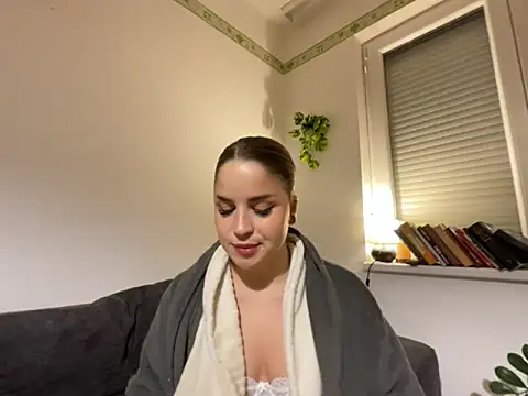 Snapshot of BBoglarka chatting on November 26, 3:35 pm BBoglarka online show from November 26, 3:35 pm