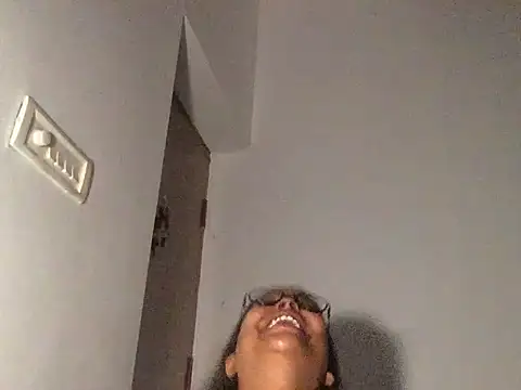 Snapshot of raveena_hot chatting on December 16, 4:28 am raveena hot online show from December 16, 4:28 am