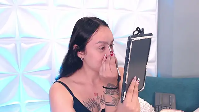 Snapshot of HorneyyQueen chatting on December 2, 2:01 pm HorneyyQueen online show from December 2, 2:01 pm