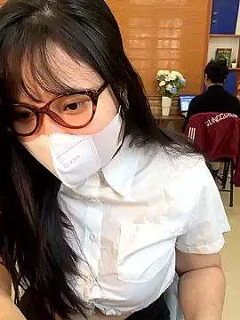 Snapshot of hide_from_colleagues chatting on January 9, 4:15 am hide from colleagues online show from January 9, 4:15 am