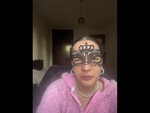 Pineapple online show from December 3, 1:20 pm