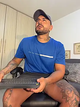 Snapshot of david10kc chatting on November 25, 1:27 am david10kc online show from November 25, 1:27 am