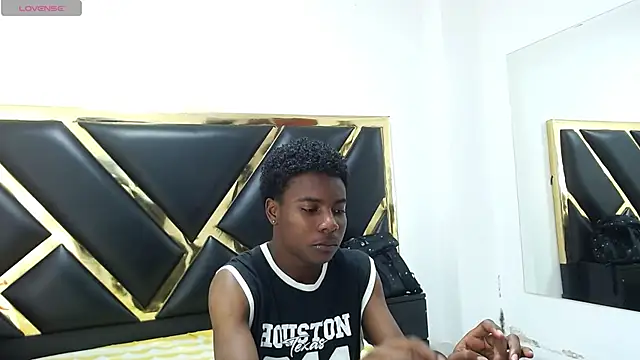 NoahJhonson69 online show from April 24, 11:34 am