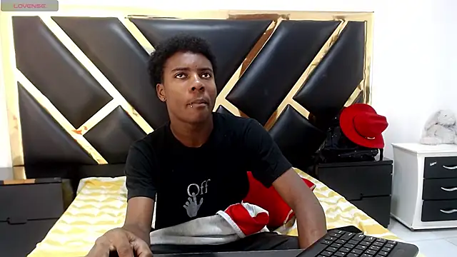 NoahJhonson69 online show from May 2, 11:26 am