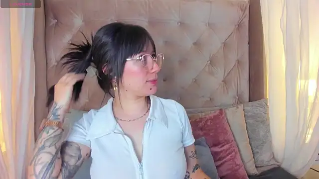 Snapshot of Annie_Petters chatting on May 7, 1:05 pm Annie Petters online show from May 7, 1:05 pm