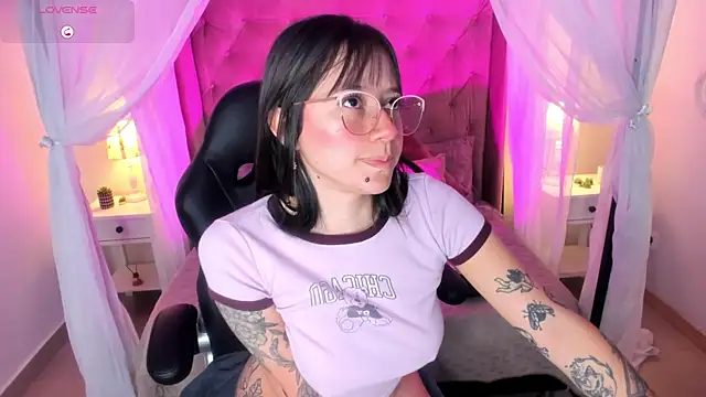 Snapshot of Annie_Petters chatting on July 9, 1:26 pm Annie Petters online show from July 9, 1:26 pm