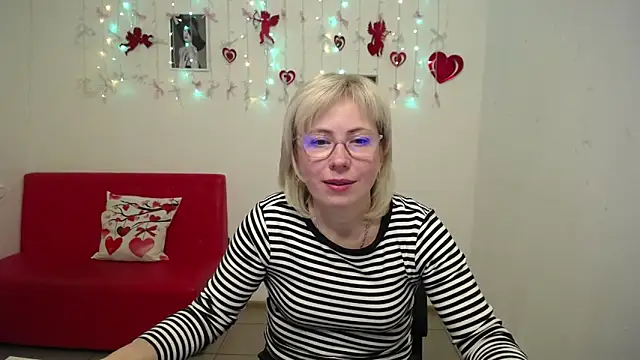 LaurenWishy online show from February 14, 5:37 am