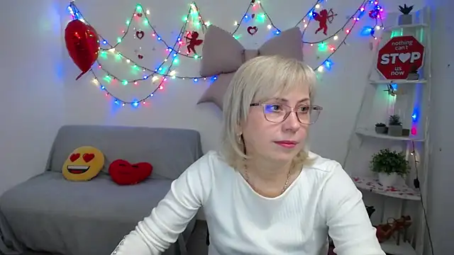 LaurenWishy online show from February 16, 6:37 pm