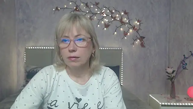 LaurenWishy online show from February 28, 6:25 am