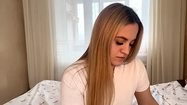 LuciaShadwell online show from November 28, 4:15 am