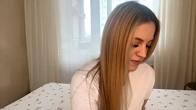 LuciaShadwell online show from December 2, 4:18 am