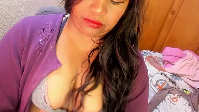 Snapshot of ebonycamelia chatting on May 6, 6:35 pm ebonycamelia online show from May 6, 6:35 pm