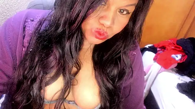 Snapshot of ebonycamelia chatting on May 8, 9:42 pm ebonycamelia online show from May 8, 9:42 pm