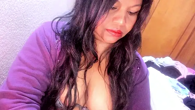 Snapshot of ebonycamelia chatting on May 10, 4:28 am ebonycamelia online show from May 10, 4:28 am