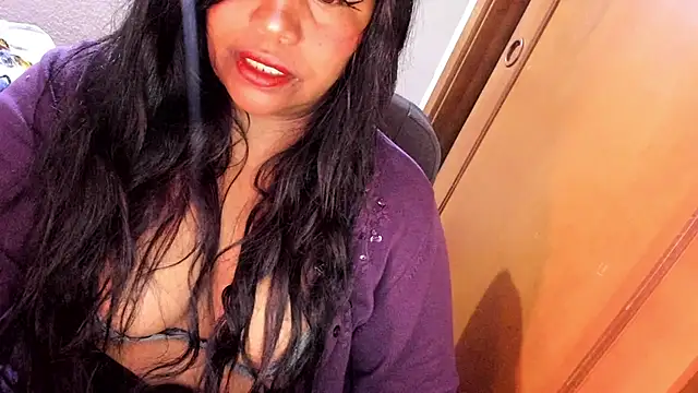 Snapshot of ebonycamelia chatting on May 26, 11:56 pm ebonycamelia online show from May 26, 11:56 pm