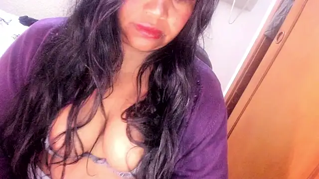 Snapshot of ebonycamelia chatting on May 28, 8:06 pm ebonycamelia online show from May 28, 8:06 pm