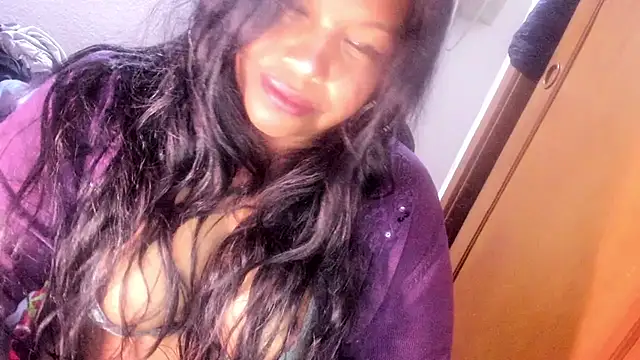 Snapshot of ebonycamelia chatting on May 29, 11:03 pm ebonycamelia online show from May 29, 11:03 pm