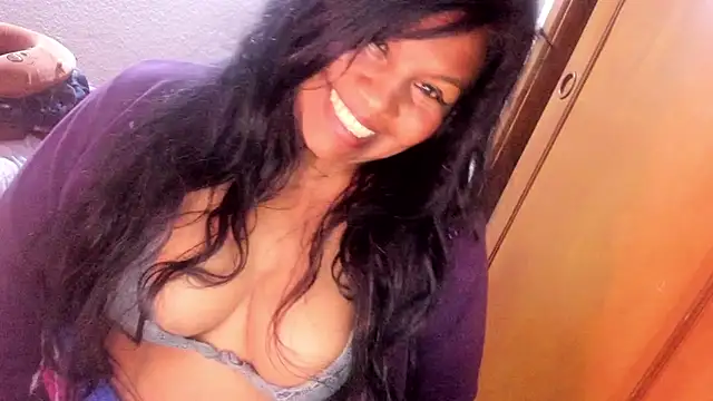 Snapshot of ebonycamelia chatting on June 8, 12:14 am ebonycamelia online show from June 8, 12:14 am