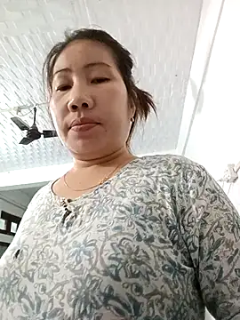 Snapshot of Reema_143 chatting on November 22, 11:20 am Reema 143 online show from November 22, 11:20 am