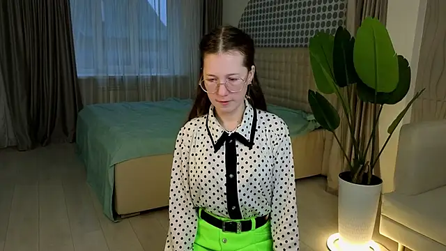 MiraFenech online show from December 3, 5:26 am