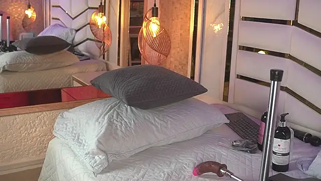luciana agudelo online show from June 6, 7:29 pm