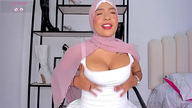 Snapshot of Amira-Zahra chatting on July 22, 10:45 pm Amira-Zahra online show from July 22, 10:45 pm