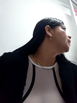Layla-daring online show from May 29, 7:01 pm