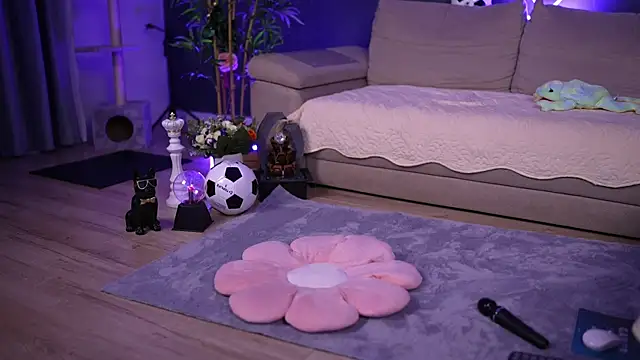 Snapshot of AlessiaDebbie chatting on July 6, 8:11 pm AlessiaDebbie online show from July 6, 8:11 pm