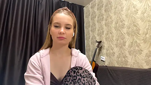 Snapshot of SophieLorein chatting on November 22, 6:01 am SophieLorein online show from November 22, 6:01 am