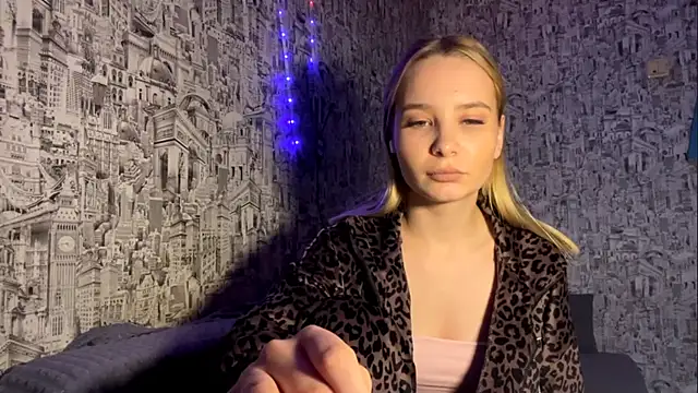 Snapshot of SophieLorein chatting on November 27, 10:06 am SophieLorein online show from November 27, 10:06 am