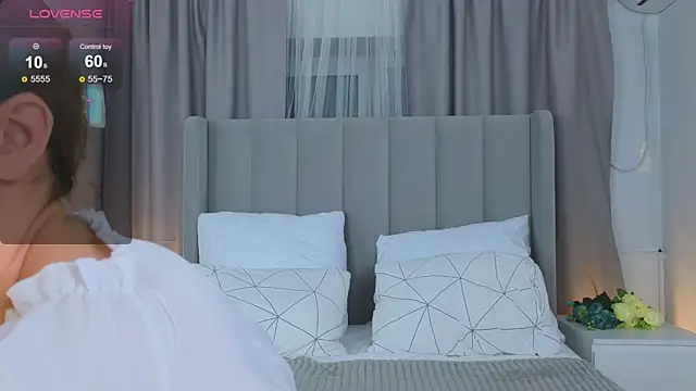 Snapshot of LyraTate chatting on December 16, 1:32 am LyraTate online show from December 16, 1:32 am