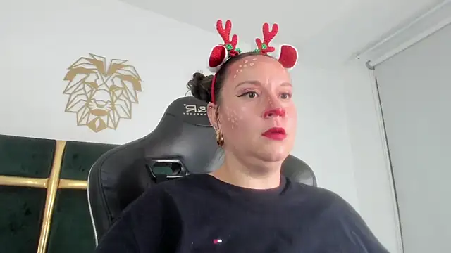 Snapshot of Sophiie_Rouse_ chatting on December 2, 2:28 am Sophiie Rouse online show from December 2, 2:28 am