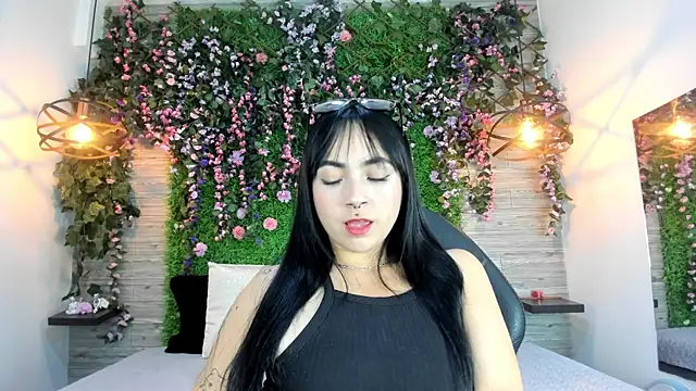 kittyMelvis online show from December 1, 2:38 am