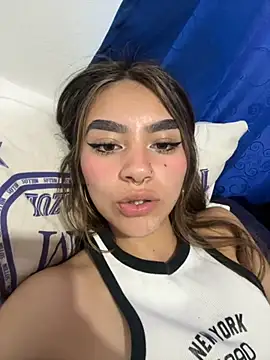 Snapshot of Yunaraa chatting on November 27, 8:11 pm Yunaraa online show from November 27, 8:11 pm