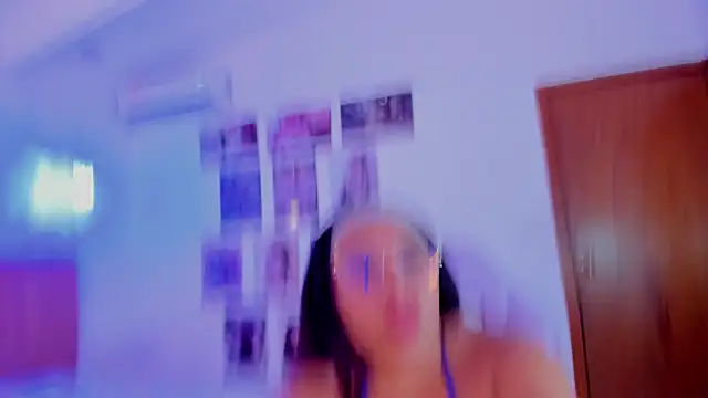 Snapshot of BrianaMyers chatting on December 3, 8:29 pm BrianaMyers online show from December 3, 8:29 pm