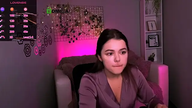 Snapshot of maddycats chatting on December 13, 8:47 pm maddycats online show from December 13, 8:47 pm