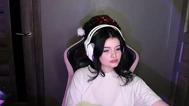 Snapshot of Moon_raven chatting on January 8, 12:24 am Moon raven online show from January 8, 12:24 am