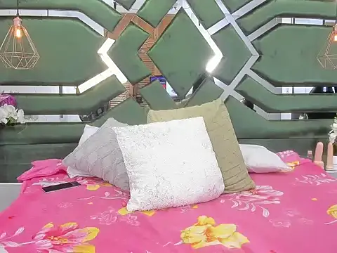 Lauren Parkerr online show from November 25, 12:05 pm