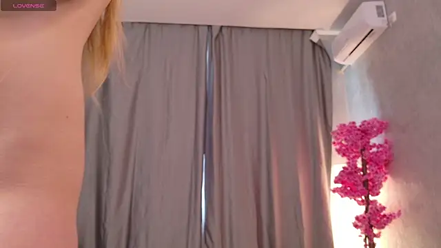 Snapshot of Whiteee_Cristal chatting on November 27, 7:21 am Whiteee Cristal online show from November 27, 7:21 am