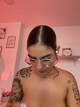 Snapshot of LauraRaider chatting on May 15, 9:44 pm LauraRaider online show from May 15, 9:44 pm