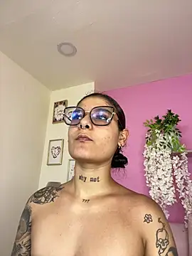 Snapshot of LauraRaider chatting on July 17, 10:03 pm LauraRaider online show from July 17, 10:03 pm