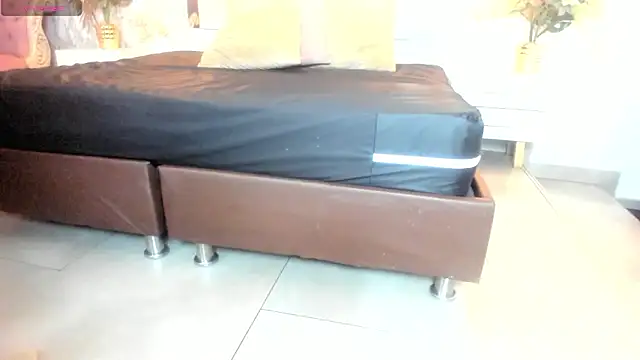 Snapshot of Mysterius_Woman chatting on February 7, 12:53 pm Mysterius Woman online show from February 7, 12:53 pm