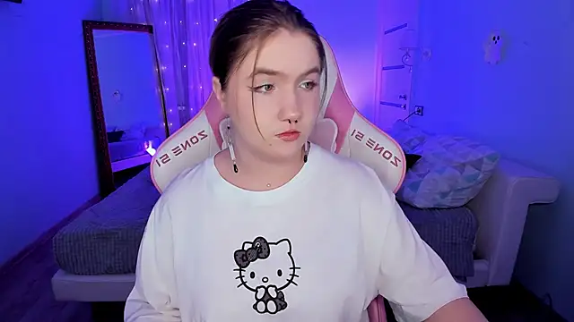 lovelyy julia online show from December 2, 8:30 am