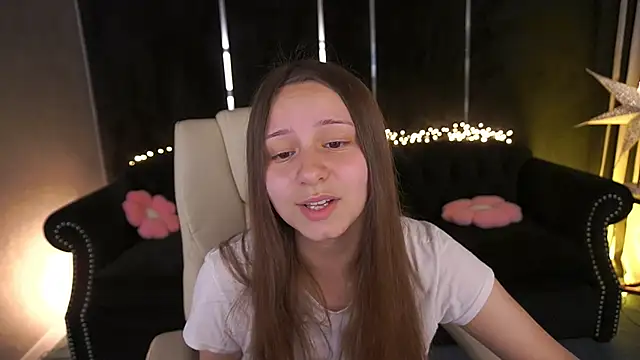 Snapshot of TinyNatalie chatting on May 22, 8:36 pm TinyNatalie online show from May 22, 8:36 pm