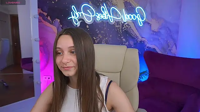 Snapshot of TinyNatalie chatting on June 19, 7:06 pm TinyNatalie online show from June 19, 7:06 pm