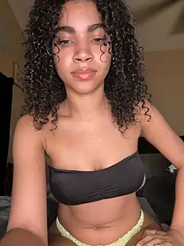 Snapshot of Kiki_hammyy chatting on June 5, 1:23 am Kiki hammyy online show from June 5, 1:23 am