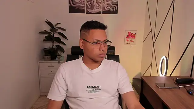 Snapshot of Thorian_stormborn chatting on November 26, 7:37 pm Thorian stormborn online show from November 26, 7:37 pm