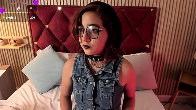 Snapshot of Kiri_Velvet chatting on April 16, 9:39 pm Kiri Velvet online show from April 16, 9:39 pm