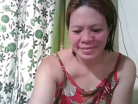 Snapshot of Smilinglovely chatting on June 22, 5:04 am Smilinglovely online show from June 22, 5:04 am