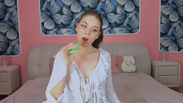 TINA LIOREN online show from December 17, 5:57 am